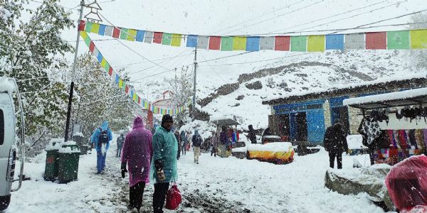 नेपाल के एवरेस्ट क्षेत्र में तीन दिनों से उड़ानें बंद, सैकड़ों विदेशी पर्यटक फंसे