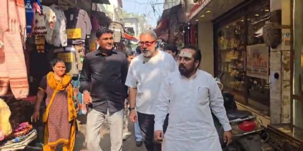 फिल्म निर्माता अनुभव सिन्हा ने हरकी पैड़ी पर किया गंगा स्नान