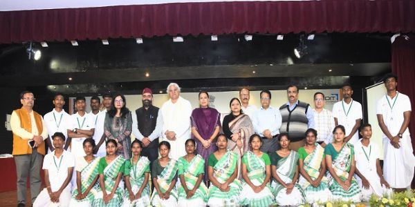 आदिवासी समाज के युवाओं को मुख्य धारा में लाना हम सब की जिम्मेदारी: रेखा आर्या