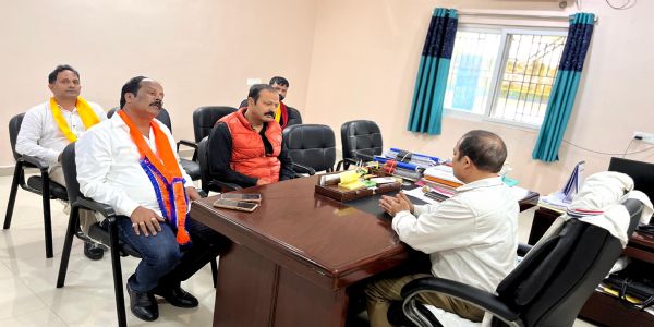 विधायक ने एनएच अभियंता को सड़क निर्माण में तेजी लाने का दिया निर्देश