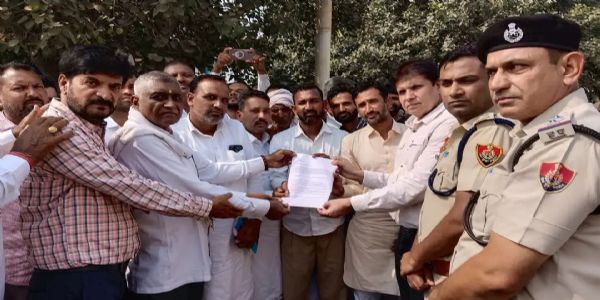 सिरसा में ग्रामीणों ने मनाया काला दिवस, निकाला पैदल मार्च