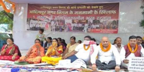 शहर में गंदगी से तंग आकर पार्षदों ने शुरू किया आमरण अनशन