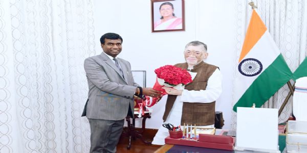 डीसी और एसएसपी ने राज्यपाल संतोष गंगवार को दी जन्मदिन की शुभकामनाएं