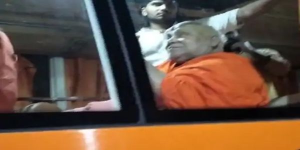 अनूपपुर: अयोध्या लौटते समय जगतगुरु रामभद्राचार्य महाराज का अनूपपुर के सनातन प्रेमियों ने लिया आशीर्वाद