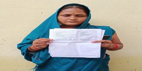 पति की दोनों किडनी फेल, प्रशासन से गुहार पर पत्नी को मिला अंत्योदय कार्ड