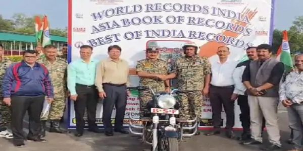 बीएसएफ जवानों ने बनाया बिना हैंडल पकड़े एक घंटे से ज्यादा बाइक चलाने का वर्ल्ड रिकॉर्ड