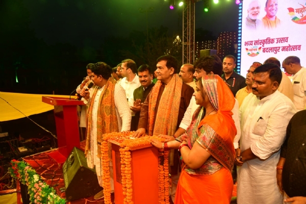 प्रभारी मंत्री ए के शर्मा परियोजनाओं का लोकार्पण करते हुए