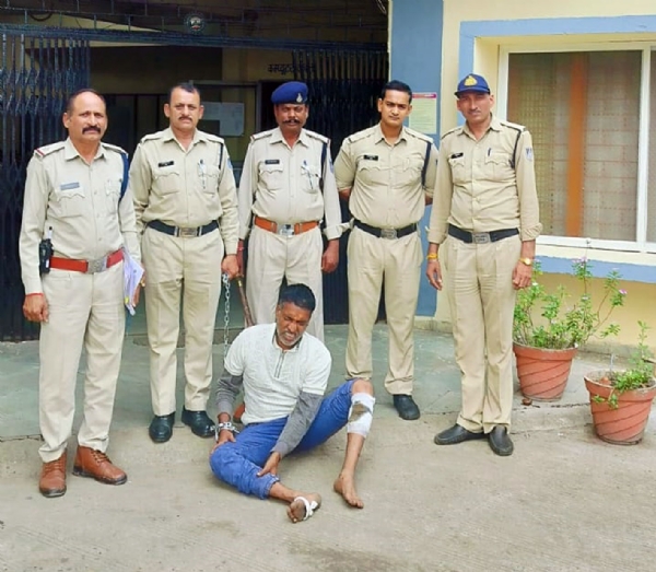 फरार इनामी बदमाश ने न्यायालय में किया आत्मसमर्पण