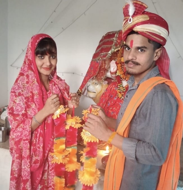 निशा और सुरजीत शादी के अवसर पर एक-दूसरे को माला पहनाते हुए