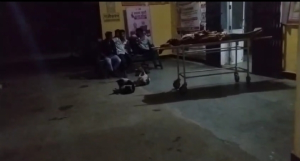 अस्पताल में परिजन और पड़ी लाश की फोटो
