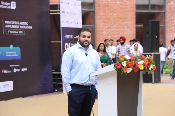 एआई फाउंडर्स हैकथॉन – हैक विथ उत्तर प्रदेश’ में मौजूद छात्र-छात्राओं को संबोधित करते यूनिवर्सिटी के मैनेजिंग डायरेक्टर जय इंदर सिंह संधू