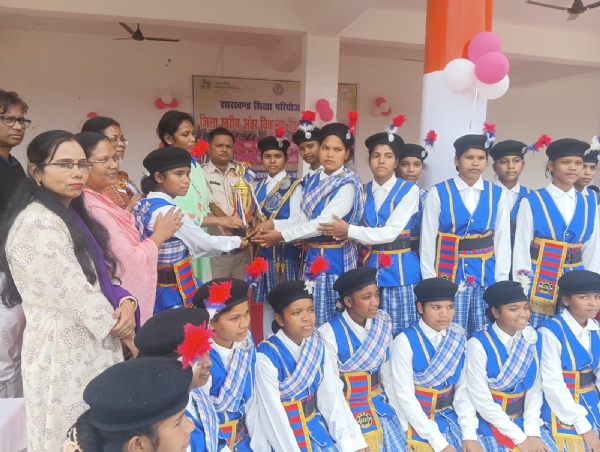 सम्‍मान‍ित छात्रों के साथ अन्‍य लोगों की तस्‍वीर