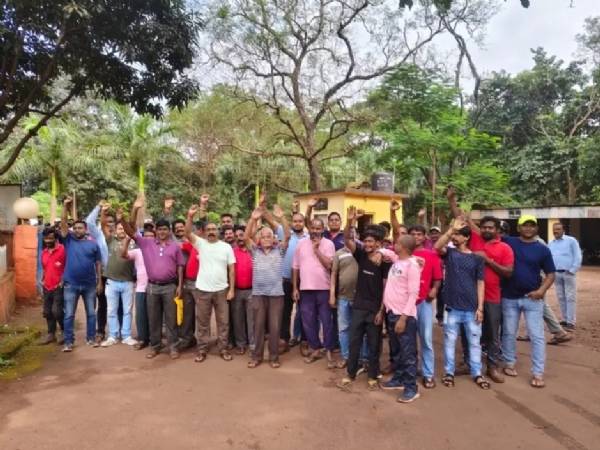 प्रर्दशन करते मजदूर