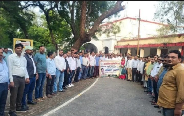 ज्ञापन में मांग रखते शिक्षक