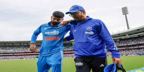 श्रेयस अय्यर चोटिल होकर मैदान से बाहर जाते हुए