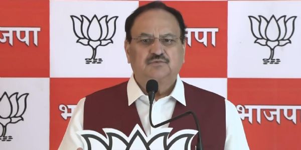 जेपी नड्डा आभासी सभा करते हुए