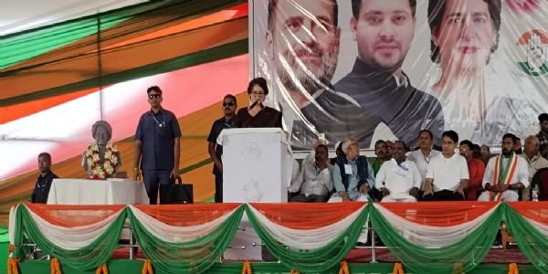 कांग्रेस नेत्री प्रियंका गांधी बेगूसराय में जनसभा करते हुए