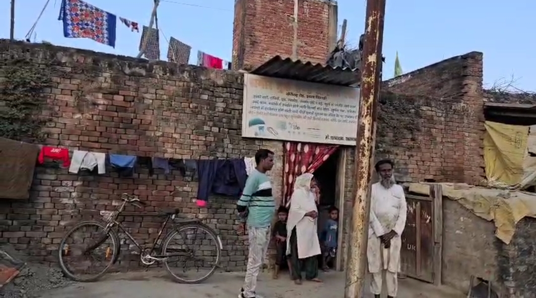 सुहैल के घर के बाहर खड़े उसके परिजन सुहैल के घर के बाहर खड़े उसके परिजन