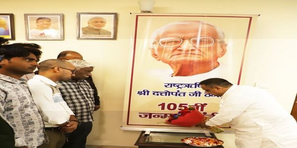 राष्ट्रऋषि दत्तोपंत ठेंगड़ी जी को श्रद्धासुमन अर्पित करते प्रवीण खंडेलवाल