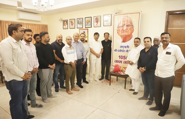 राष्ट्रऋषि दत्तोपंत ठेंगड़ी जी को श्रद्धासुमन अर्पित करते प्रवीण खंडेलवाल