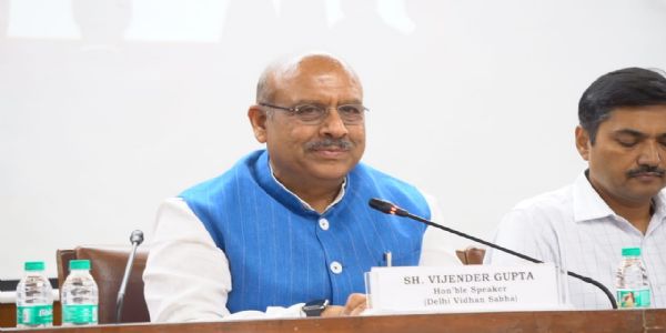 दिल्ली विश्वविद्यालय के कैम्पस लॉ सेंटर-II के प्रथम और द्वितीय वर्ष के छात्रों से विधानसभा परिसर में संबोधित करते दिल्ली विधानसभा के अध्यक्ष विजेंद्र गुप्ता