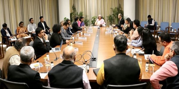 अर्थशास्त्रियों के साथ पहली बजट-पूर्व परामर्श बैठक करते निर्मला सीतारमण अर्थशास्त्रियों के साथ पहली बजट-पूर्व परामर्श बैठक करते निर्मला सीतारमण