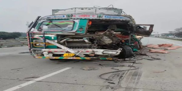 मिर्जामुराद में तेज रफ्तार ट्रक आगे जा रहे वाहन से टकराई, खलासी की मौत