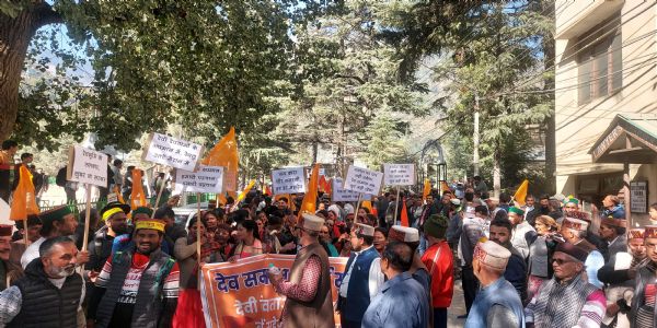 तहसीलदार विवाद पर गुस्साए देव समाज ने किया प्रदर्शन