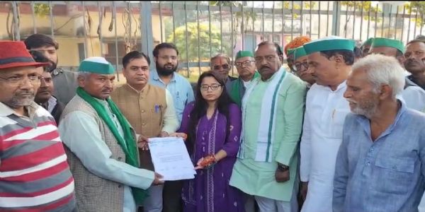 कोंच में किसानों की महापंचायत : बेमौसम बारिश से चौपट फसलों का मांगा मुआवजा, एसडीएम ने सुनी मांगें