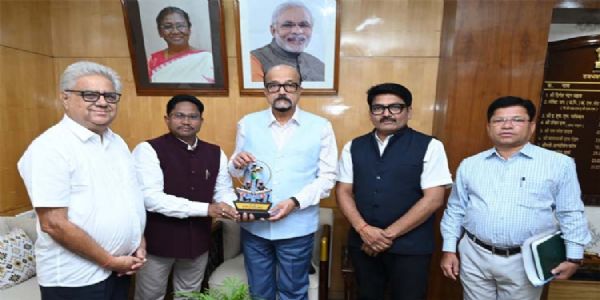 रायपुर : राज्यपाल  डेका से राज्य अनुसूचित जनजाति आयोग के अध्यक्ष मंडावी ने सौजन्य मुलाकात की
