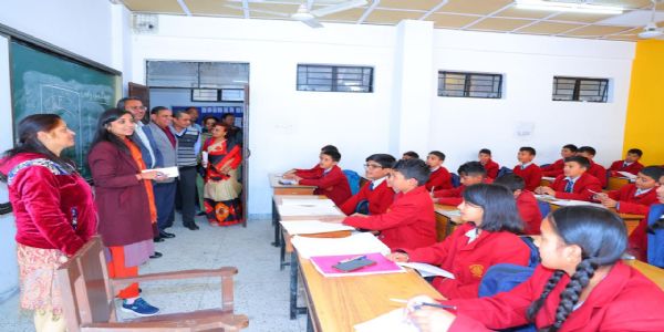 जिलाधिकारी ने विद्यालय का निरीक्षण कर विद्यार्थियों से किया संवाद