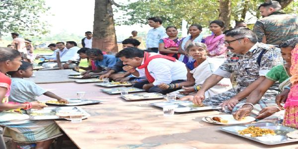 सुकमा : नक्सल लीडरों के परिजनों से मुलाकात कर उपमुख्यमंत्री ने की पुनर्वास की अपील
