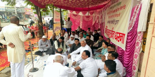 फतेहाबाद : नगरपरिषद के बाहर पार्षदों का धरना, इनेलो और कांग्रेस नेताओं ने दिया समर्थन