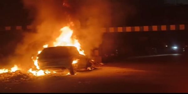 खड़ी कार में लगी आग, बाल-बाल बचे लोग