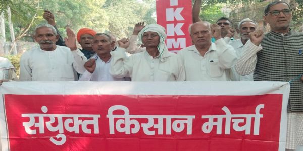 सोनीपत: किसानों ने मुआवजा, एमएसपी व कर्ज माफी को लेकर दिया धरना