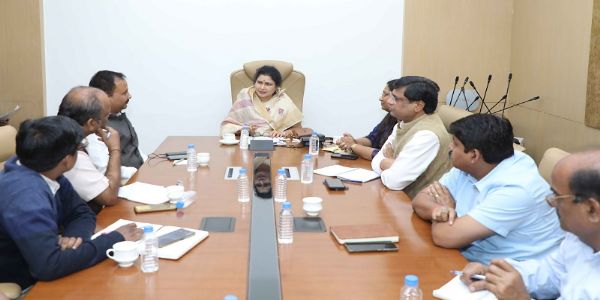 विकास कार्यों में तेजी लाएं, जनता को मिले सीधा लाभ : राज्यमंत्री कृष्णा गौर