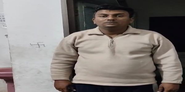 केन्द्रीय नारकोटिक्स ब्यूरो के इंस्पेक्टर के लिए रिश्वत लेते दलाल गिरफ्तार