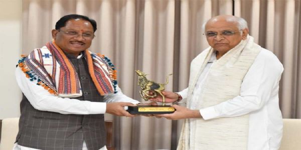 मुख्यमंत्री साय ने गांधीनगर में गुजरात के मुख्यमंत्री भूपेंद्र पटेल से की सौजन्य भेंट