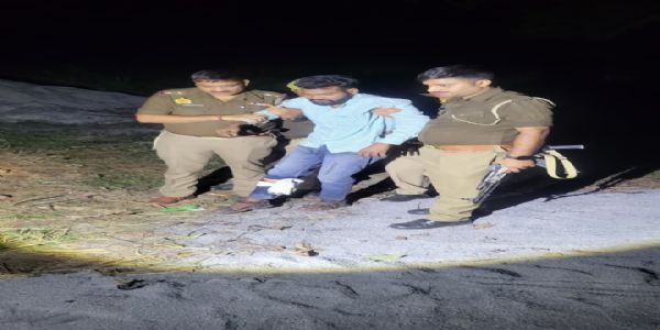 चंदन राजभर की कुल्हाड़ी से हत्या करने वाला अभिनन्दन पुलिस मुठभेड़ में घायल