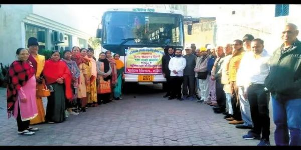 27 वरिष्ठ नागरिक बद्रीनाथ दर्शन को रवाना