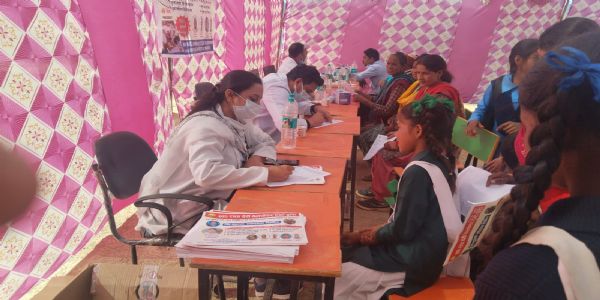 निशुल्क स्वास्थ्य शिविर में की जांच