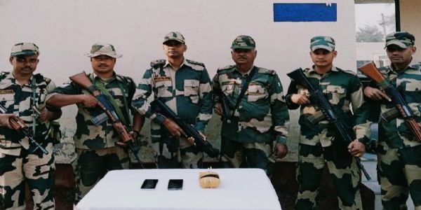 बीएसएफ ने भारत-पाक सीमा से हथियार व नशीले पदार्थों समेत तस्कर को दबोचा