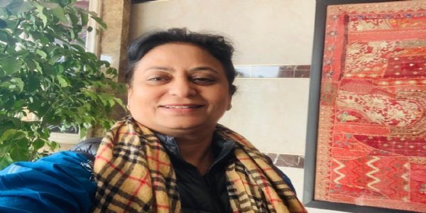 पूर्व राष्ट्रीय महिला आयोग सदस्य की कार का शीशा ताेड़कर बदमाश 15 लाख के जेवर से भरा बैग लेकर फरार