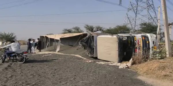 डस्ट से भरा ट्रोला पलटने से ड्राइवर-खलासी घायल