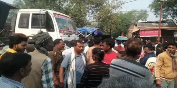 बांदा: ट्रक की चपेट में आकर छात्र की मौत, परिजनों ने हाईवे किया जाम