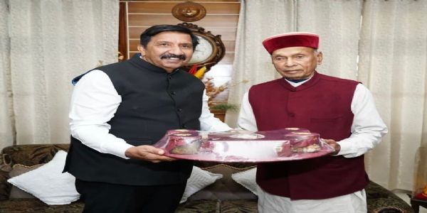 उपमुख्यमंत्री मुकेश अग्निहोत्री ने पूर्व मुख्यमंत्री प्रेम कुमार धूमल को दिया बेटी की शादी का निमंत्रण