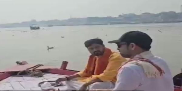 अभिनेता पंकज त्रिपाठी ने गंगा नदी में किया दिवंगत मां की अस्थि का विसर्जन