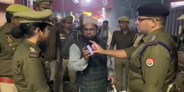 वाराणसी के रेलवे स्टेशन पर मुस्लिम युवकों को संदिग्ध जानकर रोका, हुई पहचान पत्र की जांच