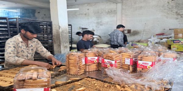 इंदौरः टोस्ट में मिला रहे थे आर्टिफीसियल स्वीटनर, जिला प्रशासन ने बंद कराई फैक्ट्री