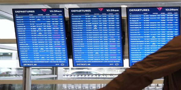 डेट्रॉइट मेट्रोपॉलिटन हवाई अड्डे पर एक यात्री बोर्ड देखता हुआ। फोटो- इंटरनेट मीडिया डेट्रॉइट मेट्रोपॉलिटन हवाई अड्डे पर एक यात्री बोर्ड देखता हुआ। फोटो- इंटरनेट मीडिया